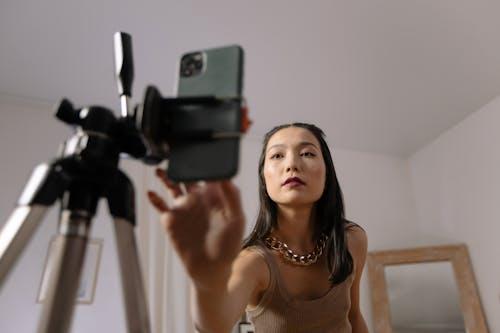 How to Be an Influential and Relatable Influencer Like Shoshanna Raven